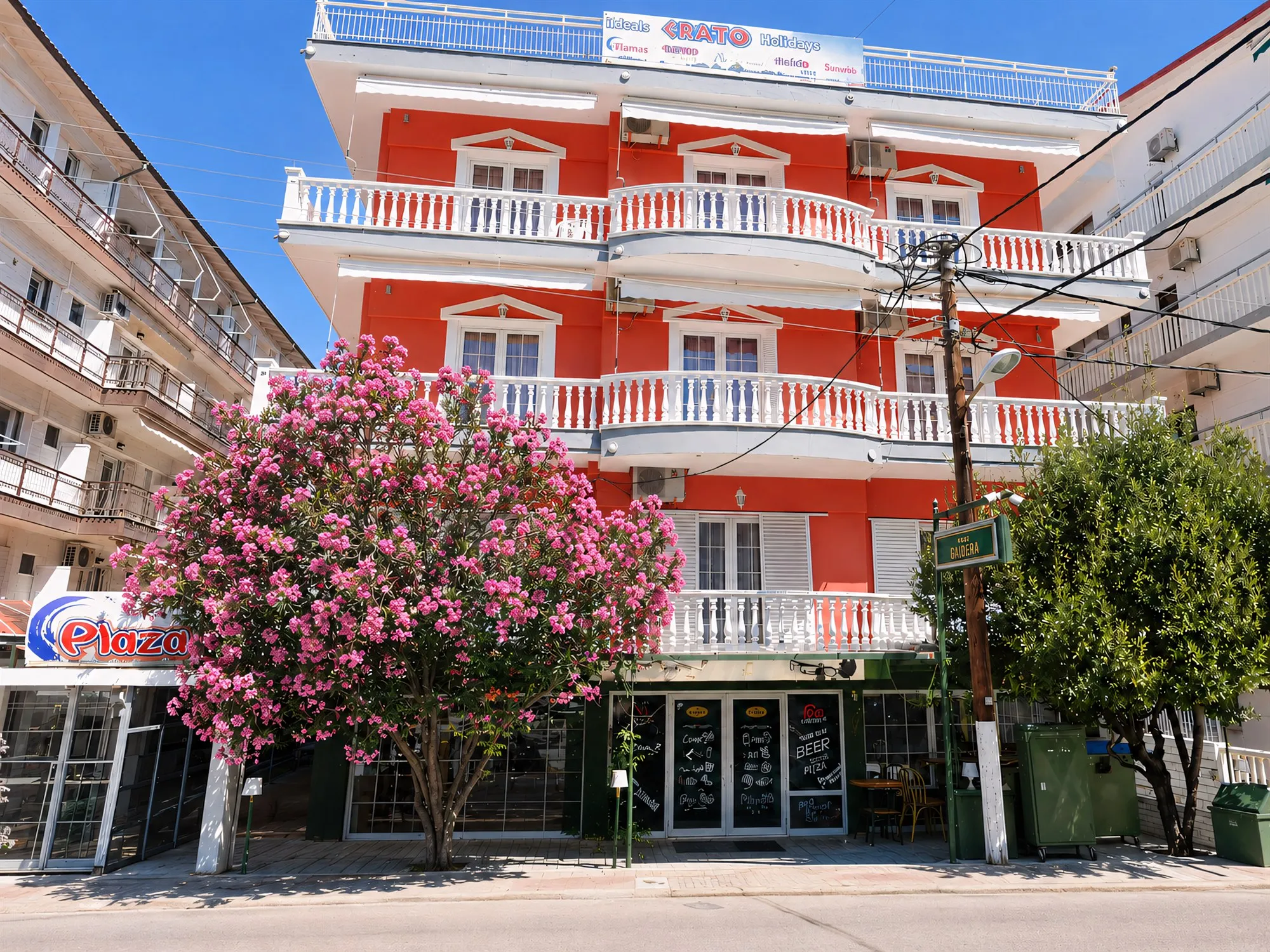 Hotel Studios Plaza — Studio accommodation in central Paralia, renovated in 2024, 130 m from the beach, with the “Jazz Club Gucha” bar-restaurant.