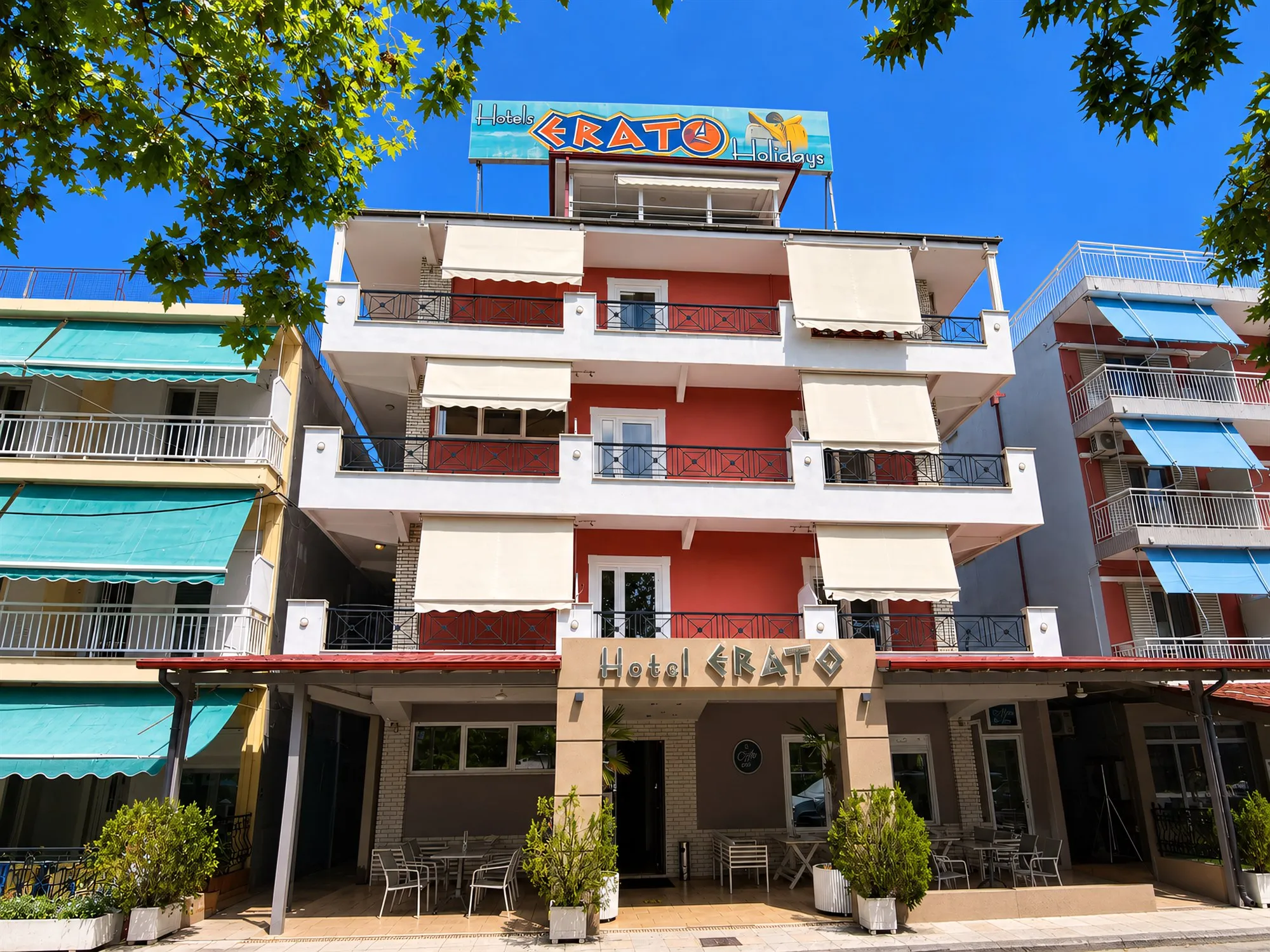 Hotel Erato — A 3-star hotel in the centre of Paralia, 150 m from the beach, with a restaurant, bar and a park in front.