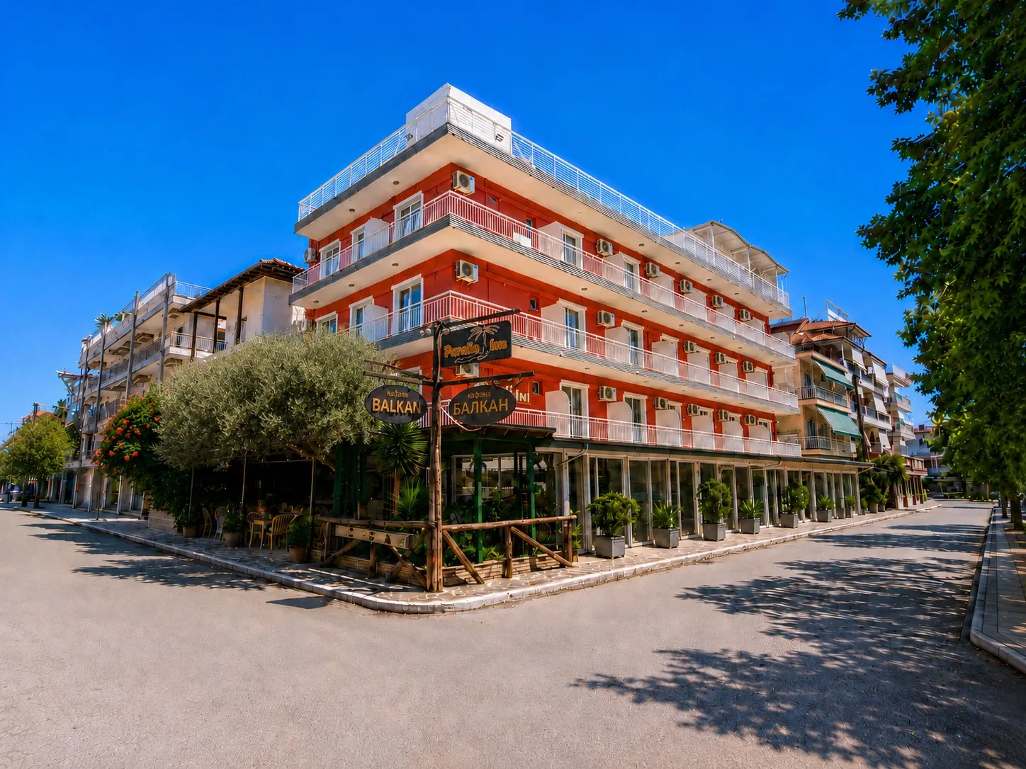 Hotel Paralia Inn — The group’s largest hotel, 3 stars, 130 m from the beach — restaurant, the “Balkan” taverna and a roof garden with a hot tub.